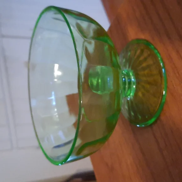 Small green dish - Picture 1 of 4